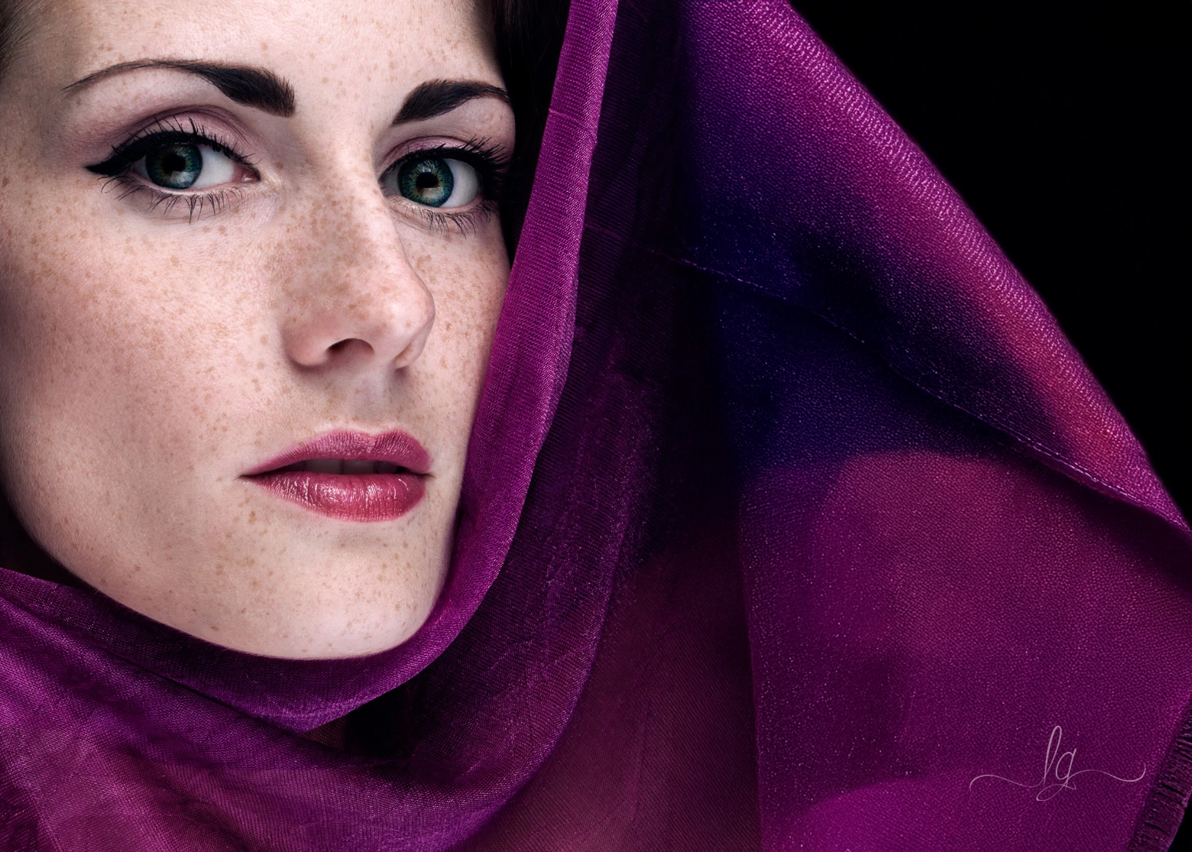 Lucy´s sister in purple scarf on first photoshoot.